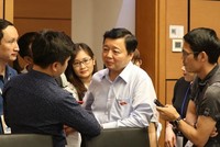 Bộ trưởng Bộ Tài nguyên và Môi trường Trần Hồng Hà trao đổi với báo chí bên hàng lang Quốc hội.