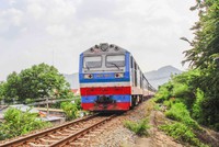 Được biết, VNR là một trong số 5 tổng công ty giao thông chuyển về CMSC từ tháng 11/2018. Đây là doanh nghiệp vừa thực hiện quản lý, cung cấp các dịch vụ sự nghiệp công, phi thương mại, vừa kinh doanh vận tải đường sắt.
