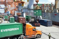 Sau thời gian giãn cách xã hội, hoạt động sản xuất - kinh doanh dần trở lại bình thường, kim ngạch xuất khẩu tháng 5/2020 tăng 5,2% so với tháng trước. Ảnh: Đ.T