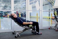 Human Hoist, chiếc ghế đặc biệt dành cho người phải làm việc “dưới sàn nhà”