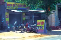 Dọc theo những tuyến đường lớn ở huyện Long Thành thường xuyên xuất hiện các môi giới cắm chốt. Ảnh: Trọng Tín