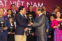 Ông Bùi Quang Anh Vũ – Tổng giám đốc Công ty Phát Đạt nhận giải thưởng Top 50 Doanh Nghiệp Kinh Doanh Hiệu Quả Nhất Việt Nam 2019