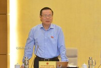 Phó chủ tịch Quốc hội Phùng Quốc Hiển điều hành phiên thảo luận.