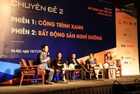 Các diễn giả trao đổi tại phiên thảo luận. 