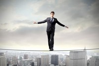 Với sự trồi sụt bất thường của thị trường, nhiều F0 mang tâm trạng đi trên dây giữa "xả" - "ôm" - "mua". Ảnh: Shutterstock.