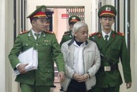 Bị cáo Nguyễn Đức Kiên bị dẫn giải bên hành lang tòa án