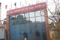 Khách hàng mua nhà đến "tìm hiểu" dự án. 