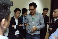 Nhóm người xưng nhân viên VPBank đứng chắn cửa căn hộ 1401 nhà 17T2.
(Cầu Giấy, Hà Nội) - Ảnh: Lao động