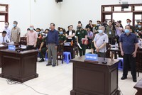 Các bị cáo tại phiên tòa sáng 18/5