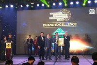 Ông Nguyễn Thanh Ngữ - Tổng giám đốc CTCP Thành Thành Công - Biên Hòa vinh dự nhận giải thưởng từ Chủ tịch tổ chức Thương hiệu châu Á Thái Bình Dương - Ông Rainer Althoff và Tiến sĩ KKJohan - Chủ tịch The BrandLaureate.