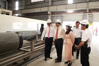 Ông Võ Quốc Thắng (ngoài cùng bên trái) Ông Võ Quốc Thắng - Chủ tịch HĐQT Đồng Tâm Group, giới thiệu đến ông 
Phạm văn Rạnh - Uỷ viên BCH TW Đảng, Bí thư Tỉnh ủy, Chủ tịch HĐND Tỉnh 
Long An cùng khách hàng khi tham quan Nhà máy sản xuất Cọc Bê tông ly 
tâm.