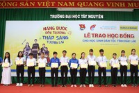  Nam A Bank và hoa hậu H’Hen Niê trao học bổng tại Đăk Lăk