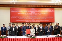 Bà KhamChanh - Thứ trưởng Bộ Kế hoạch và Đầu tư nước CHDCND Lào và ông Nguyễn Minh Tín - Đại diện TTCA đã tiến hành ký kết về việc TTCA chính thức được tô nhượng thêm 3.127 ha đất