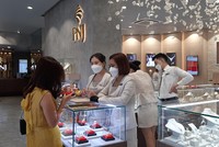 Khách hàng sớm mua vàng cầu vía Thần Tài tại hệ thống cửa hàng PNJ Next Hai Bà Trưng, quận 1, TP.HCM. 
