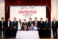 Bà Nguyễn Thụy Quỳnh Hương - Tổng giám đốc CTCP Quản lý & Khai thác Cảng Quốc tế Long An và ông Tomohisa Izumi - Phó tổng giám đốc Cảng Kobe ký kết MOU