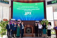 Tổng Giám đốc VPBankS Vũ Hữu Điền tiến hành nghi thức đánh cồng khai trương phiên giao dịch đầu tiên của VPX trên HoSE