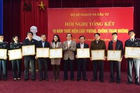 Thứ trưởng Bộ Kế hoạch và Đầu tư Nguyễn Văn Trung trao bằng khen của Bộ trưởng cho tập thể, cá nhân có thành tích xuất sắc trong công tác Phòng, chống tham nhũng