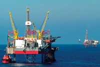 Khai thác dầu thô không chỉ tăng thu cho ngân sách nhà nước, mà còn góp phần tăng trưởng kinh tế.