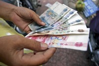 Tỷ giá trung tâm ngày 8/4 giảm 6 đồng/USD, giá vàng tăng nhẹ