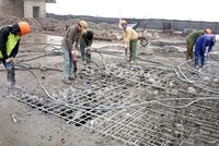 Phá dỡ phần vi phạm tại tầng 19 tòa nhà 8B Lê Trực. (Ảnh: Nguyễn Văn Cảnh/TTXVN)