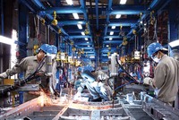 Phát triển công nghiệp cần được lựa chọn theo hướng dàn đều hay tập trung một số ngành mũi nhọn. (Ảnh minh họa