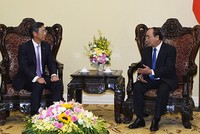 Thủ tướng Nguyễn Xuân Phúc và Tổng Giám đốc điều hành khu vực châu Á-Thái Bình Dương Ngân hàng Sumitomo Banking Corporation (SMBC). (Ảnh VGP/Quang Hiếu)