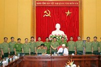 Ký hợp đồng mua bán tài sản gắn liền với đất của Đại học Hà Hoa Tiên. Ảnh MPS