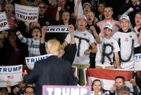 Đám đông cử tri hào hứng trước phát biểu của tỷ phú Donald Trump. Ảnh AP
