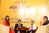 Các chuyên gia lĩnh vực bất động sản đang thảo luận 