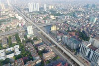 Nút giao 4 tầng hiện đại nhất Thủ đô nằm tại điểm giao cắt giữa đường vành đai 3 (gồm tuyến trên cao và mặt đất) với tuyến đường Nguyễn Trãi huyết mạch nối từ phía tây nam vào trung tâm Hà Nội.