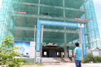 Tòa nhà Kocham Bình Dương đã được xây tới tầng thứ 8 (ảnh chụp ngày 31-7) - Ảnh: ĐÌNH TRỌNG