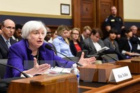 Chủ tịch Fed Janet Yellen trong phiên điều trần tại Ủy ban dịch vụ tài chính Thượng viện Mỹ ở thủ đô Washington. (Nguồn: THX/TTXVN)
