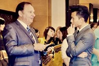 Nguyễn Thế Anh và đối tác người Mỹ trong một cuộc hội thảo.