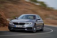 Giá bán khởi điểm serie 5 nhỉnh hơn E-class.
