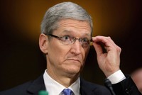 Tim Cook bị hạ lương vì doanh thu kém