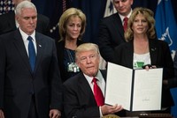 Tổng thống Donald Trump ký sắc lệnh bắt đầu kế hoạch xây tường biên giới với Mexico tại Bộ An ninh Nội địa ngày 25/1. Ảnh: AFP.
