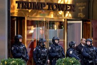 Cảnh sát thành phố New York đứng gác bên ngoài Trump 