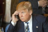 Hình ảnh ông Trump sử dụng chiếc điện thoại trước.