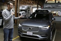 Levandowski giới thiệu hệ thống tự lái của Uber gắn trên xe. Ảnh: AP
