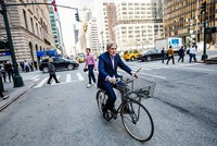 Wilmer đạp chiếc xe với đôi lốp cọc cạch đi làm. Ảnh: WSJ