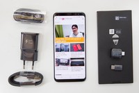 Galaxy S8 và S8+ bán ra tại Việt Nam có kèm theo một tai nghe cao cấp AKG bên cạnh các phụ kiện như sạc nhanh, cáp USB Type-C, hai adapter để chuyển đổi từ micro USB qua USB Tyce C và USB OTG.