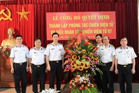 Chuẩn Đô đốc Nguyễn Trọng Bình chúc mừng cán bộ, nhân viên Phòng TCĐT. Ảnh báo Hải quân