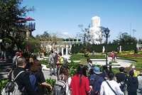 Khách Trung Quốc tham quan Bà Nà Hill. Ảnh: Đ.Loan