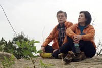 Ông Moon và vợ, bà Kim Jung Sook đã mặc 2 chiếc áo gió giống nhau trong một lần đi leo núi trước khi ông đắc cử tổng thống. Ảnh: Reuters.  
