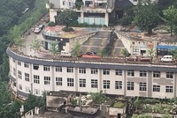 Con đường trên nóc tòa chung cư.