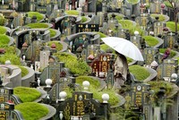 Việc giới hạn thời gian chôn cất và di dời phần mộ để cải táng dù đã và đang diễn ra để nhường đất phát triển đô thị nhưng luôn gây nhiều tranh cãi và đón nhận những phản ứng trái chiều. Ảnh: AP