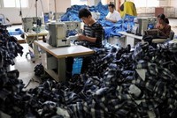 Công nhân Trung Quốc làm việc trong một nhà máy ở An Huy. Ảnh: Reuters