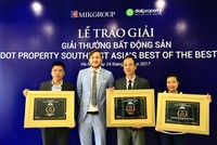 Đại diện Dot Property Awards trao chứng nhận giải thưởng cho MIKGroup.