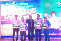 Đại diện của Tập Đoàn Carabao trao giải thưởng cho khách hàng may mắn trúng giải trong chương trình “Bật nắp Carabao trải nghiệm hạng sao”.