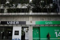 Một góc văn phòng của Uber và Grab chụp vào ngày 26/3/2018. Ảnh: Reuters.